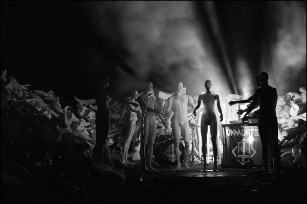 The mannequins of Mannakin taking the place of the band. Photography by Greig Clifford